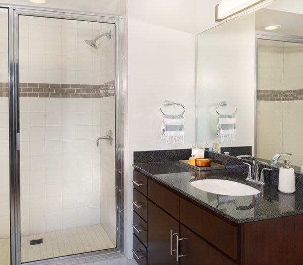 apartments for rent in downtown austin tx - SkyHouse Austin Walk-in framed shower