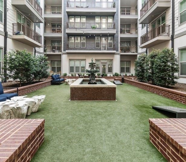 Stella Apartments in Dallas - Courtyard