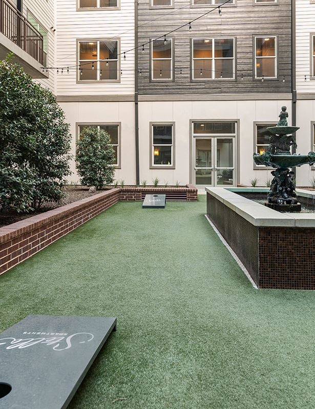 Uptown Dallas Apartments - Stella Apartments - Courtyard