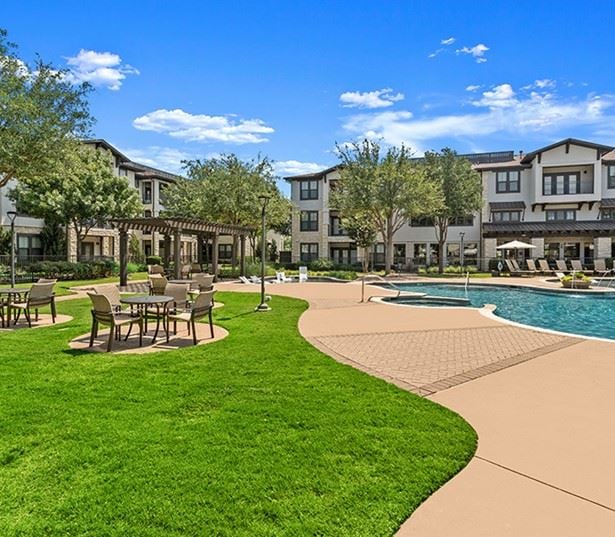 Stoneledge Apartments for Rent in Grapevine, TX - Pool
