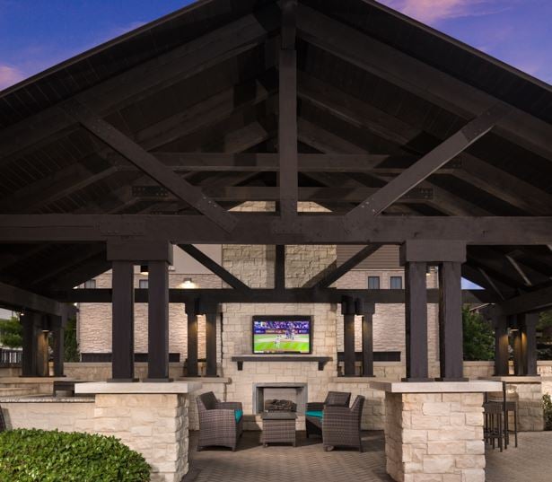 StoneLedge Apartments - Outdoor pool lounge - Apartments near Grapevine Mills Mall