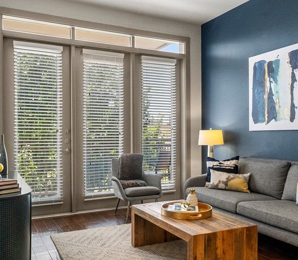 Knox Henderson Apartments in Dallas - Strata - Classic Living Room