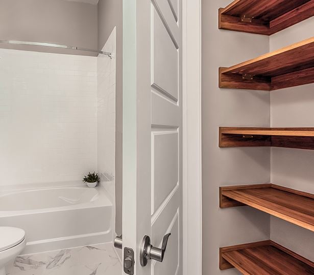 The Links Rea Farms Apartments in Mecklenburg County near Metlife - linen closets