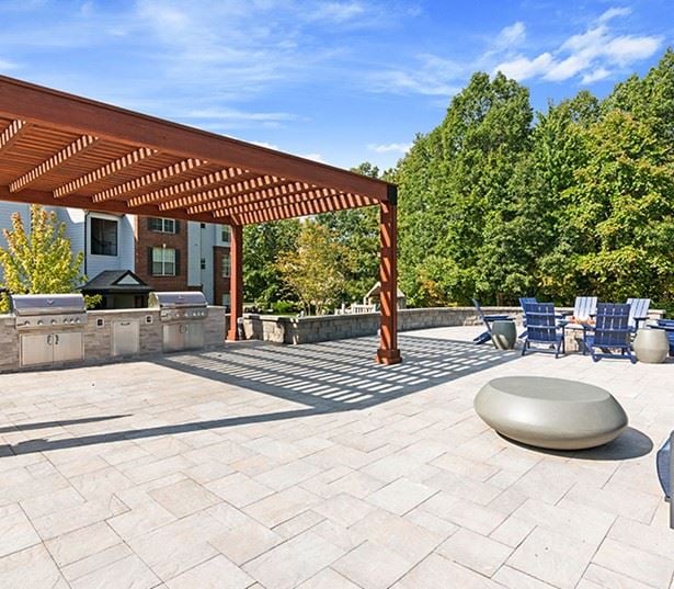 Short Pump apartments in Henrico VA - The Madison Apartments Poolside lounge