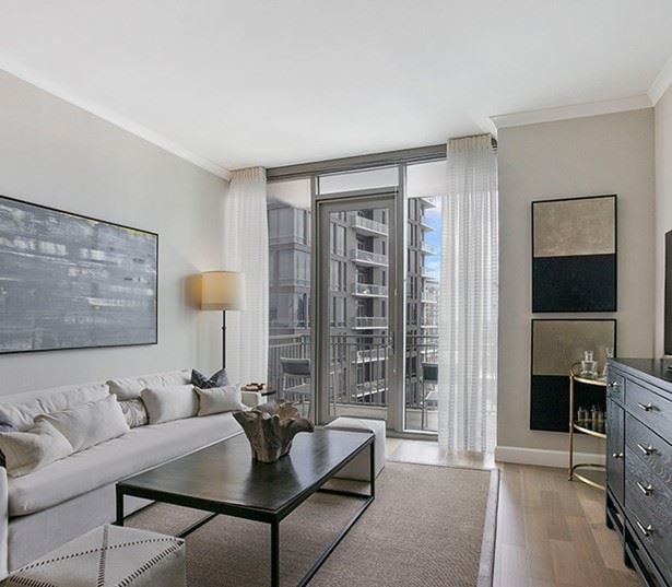 Peachtree Road apartments for rent - The Residence Buckhead Atlanta private balcony