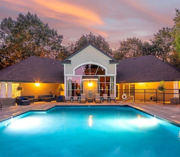 Rosemont Park Apartments for Rent in West Linn OR - Cascade Summit - Pool and Lounge