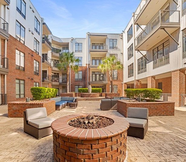 2125 Yale Apartments in Houston - Courtyard