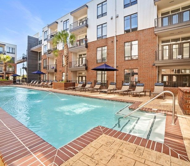 2125 Yale Swimming Pool and Outdoor Lounge Houston TX - Apartment in the Heights