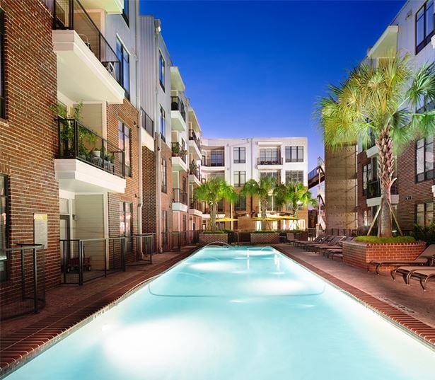 2125 Yale Swimming Pool and Outdoor Lounge Houston TX - Apartment in the Heights