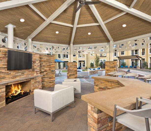 biltmore apartments phoenix - District at Biltmore bar