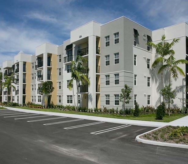The District Boynton - Apartments near I-95 - private garages
