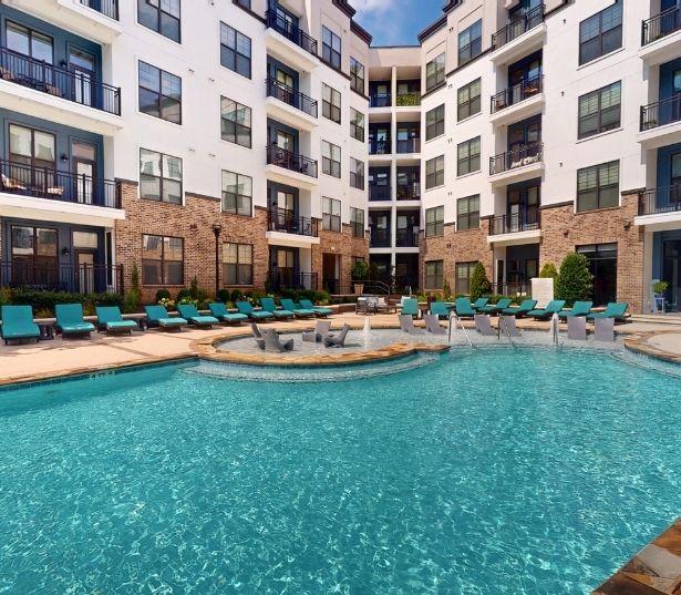 Apartments for rent in Nashville, TN - 2700 Charlotte Ave Pool