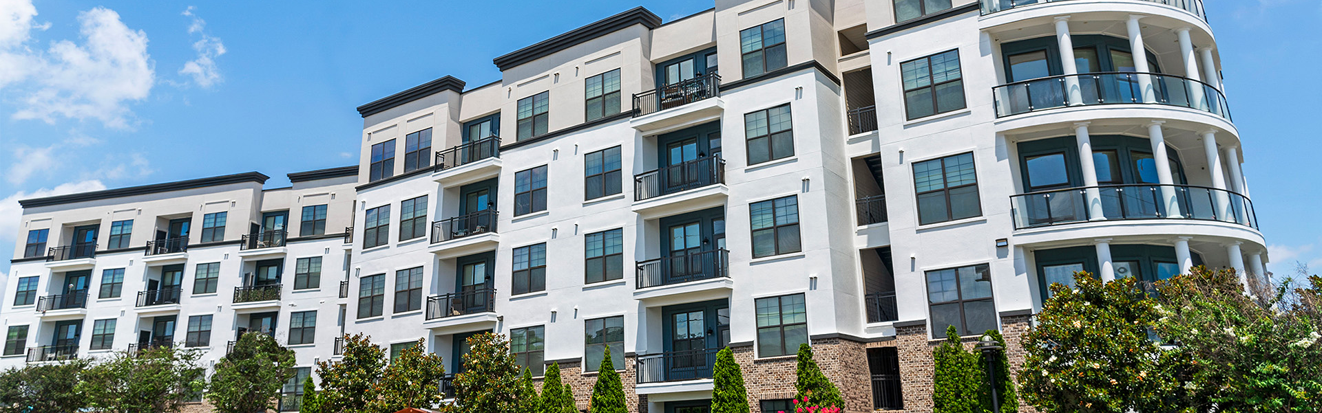 Nashville TN apartments - 2700 Charlotte Ave Apartments exterior