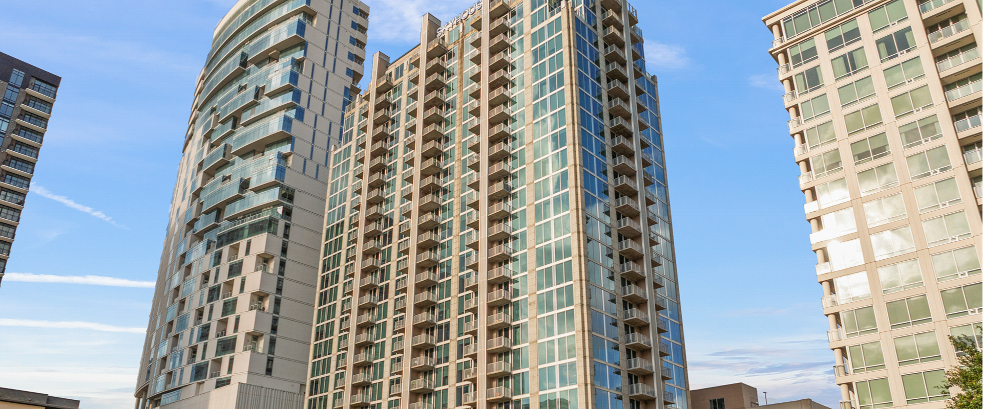 Galleria apartments houston - SkyHouse River Oaks deck