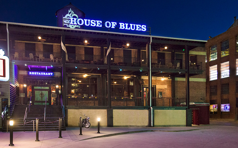 Dallas Apartments Near House of Blues - SkyHouse Dallas