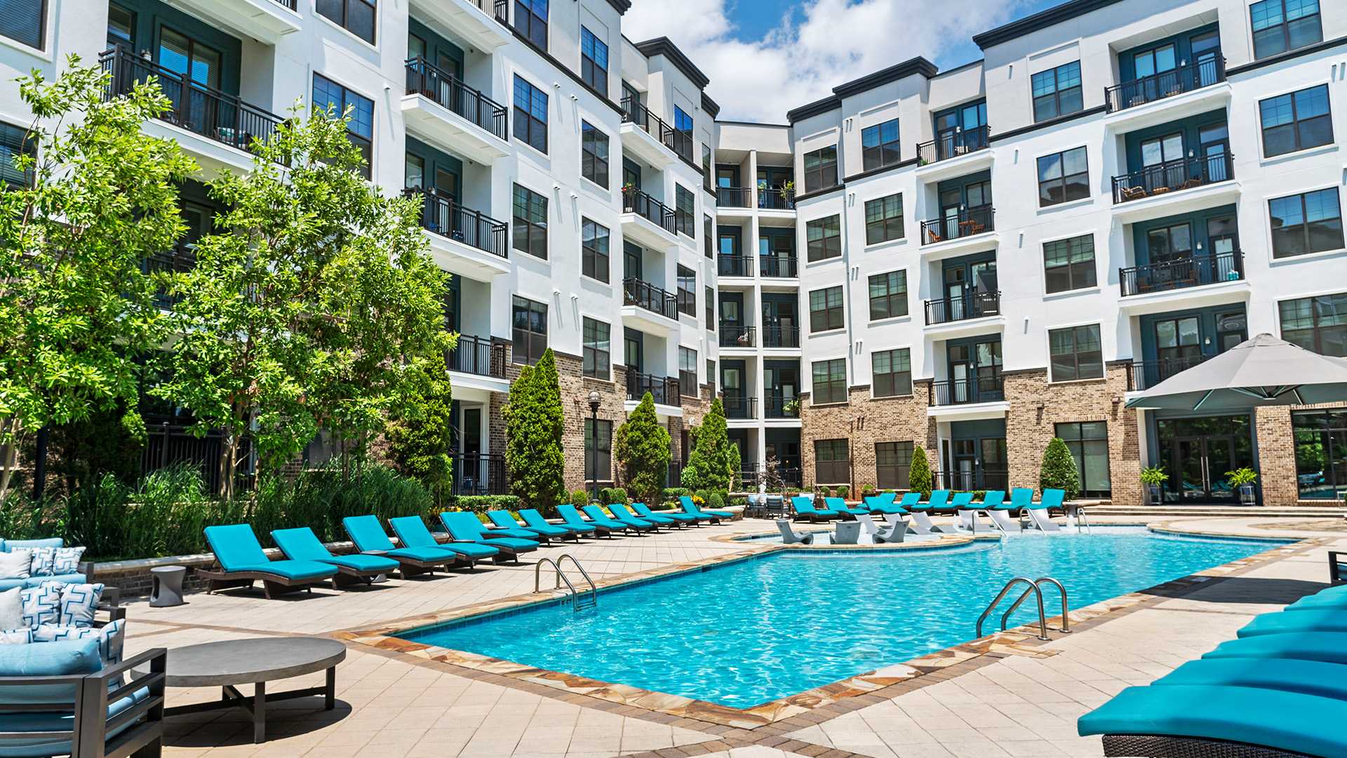 2700 Charlotte Resort Style Swimming Pool - midtown apartments nashville