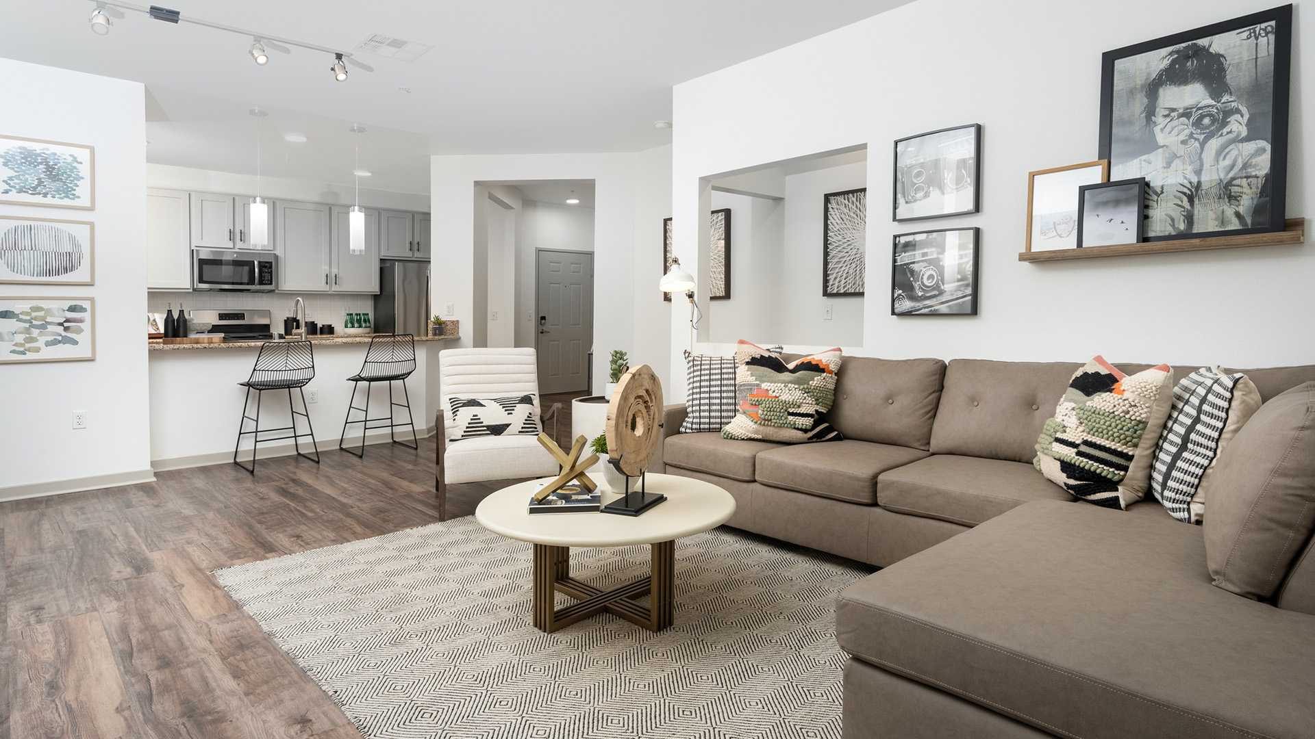 Kearny Mesa Apartments in San Diego - Mira Bella - Living Room