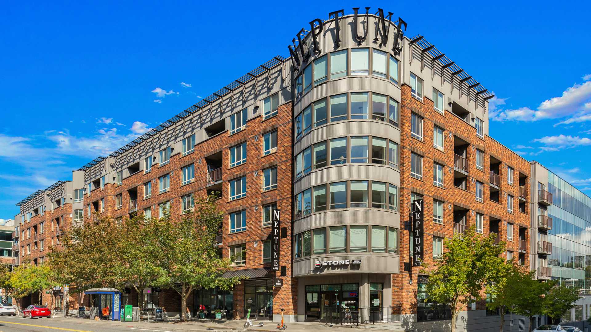 South Lake Union apartments near Amazon - Neptune Courtyard water feature