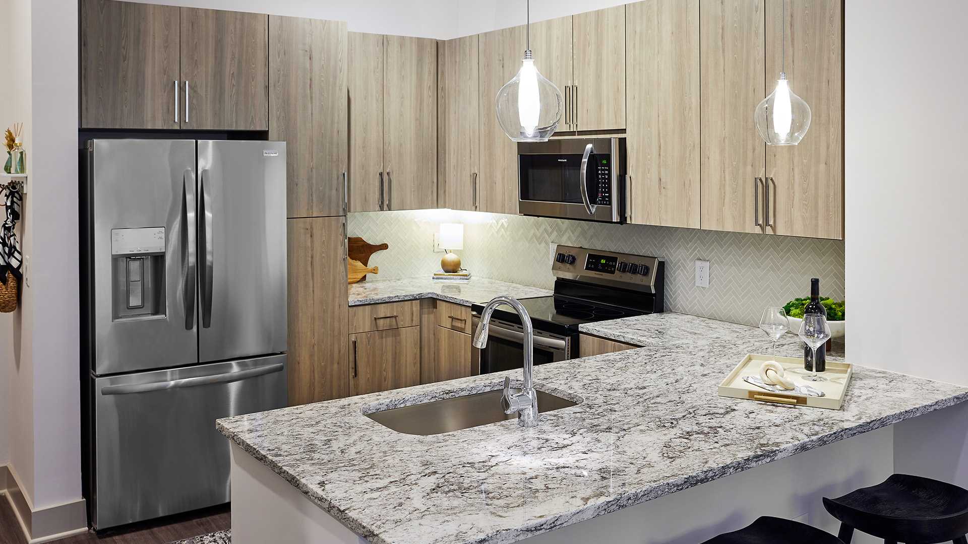 Apartments near IAD - Passport Apartments Herndon - Kitchen