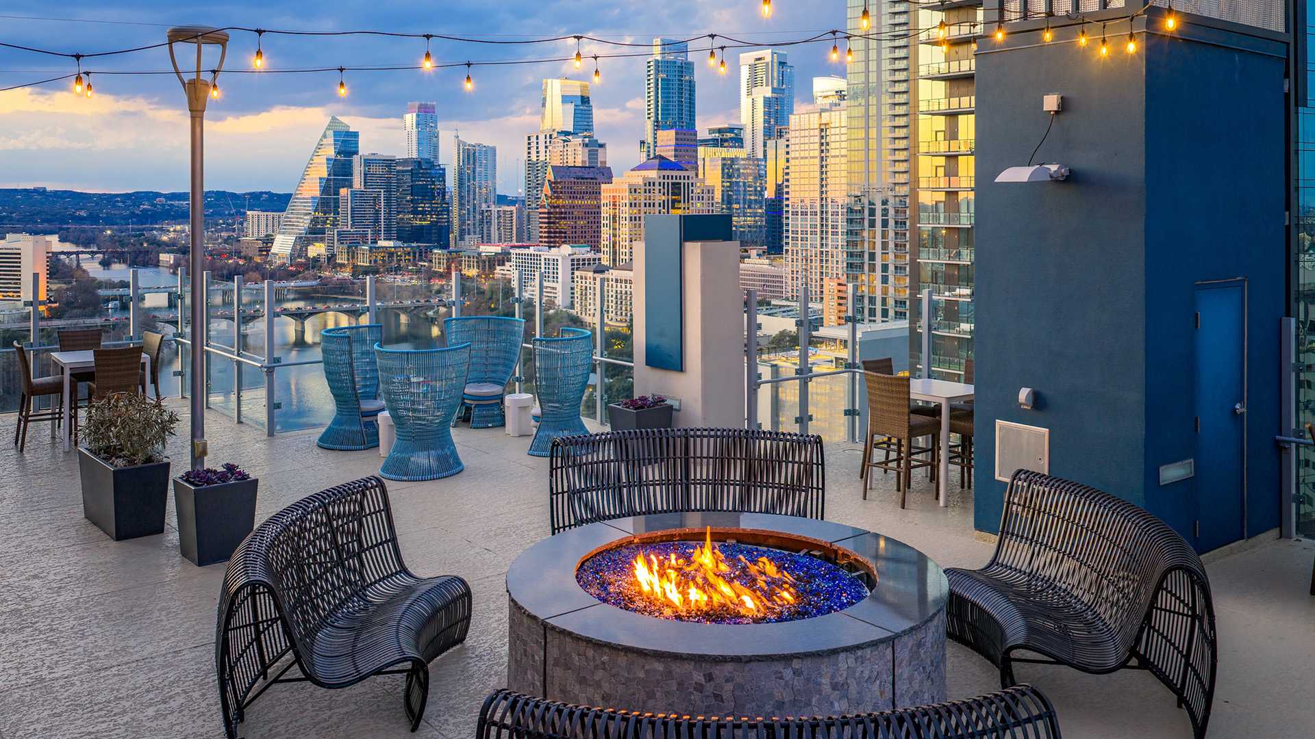 Downtown apartments on Rainey Street - SkyHouse Austin - skylounge