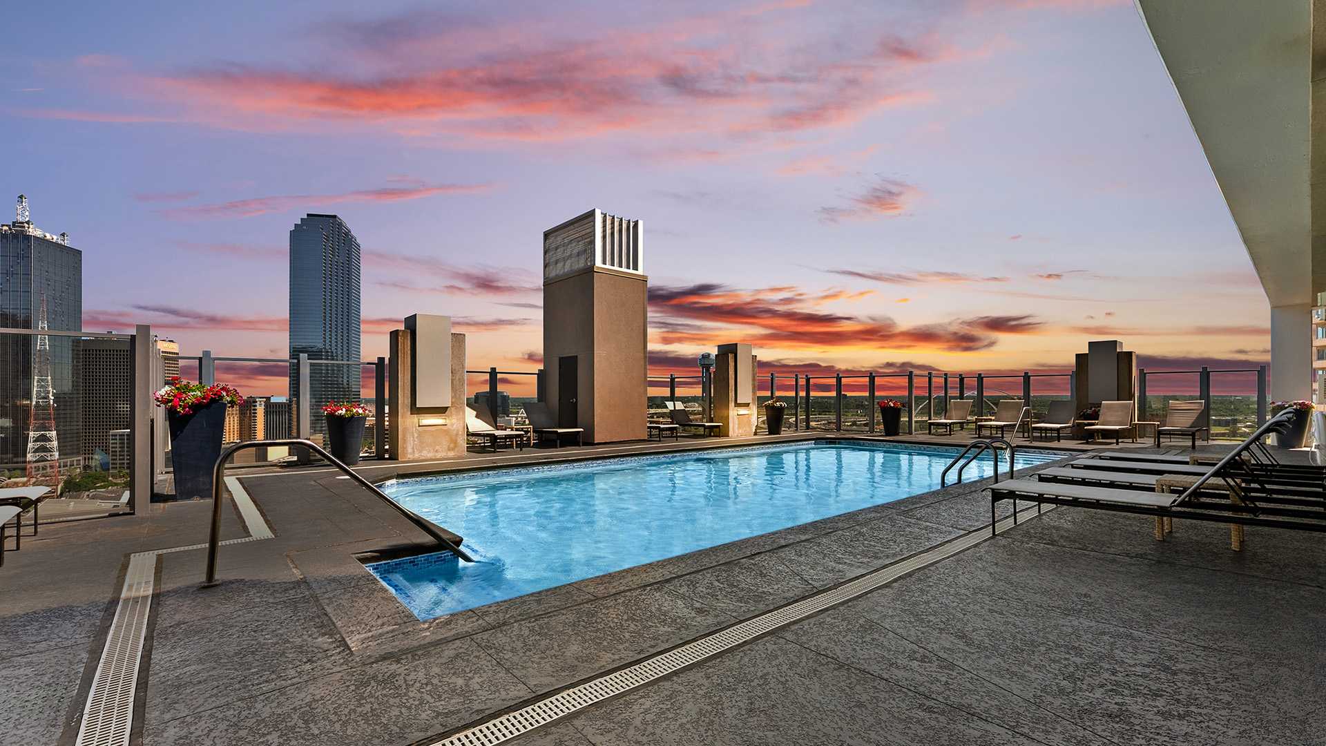 SkyHouse Dallas - Rooftop swimming pool - Victory Park Apartments