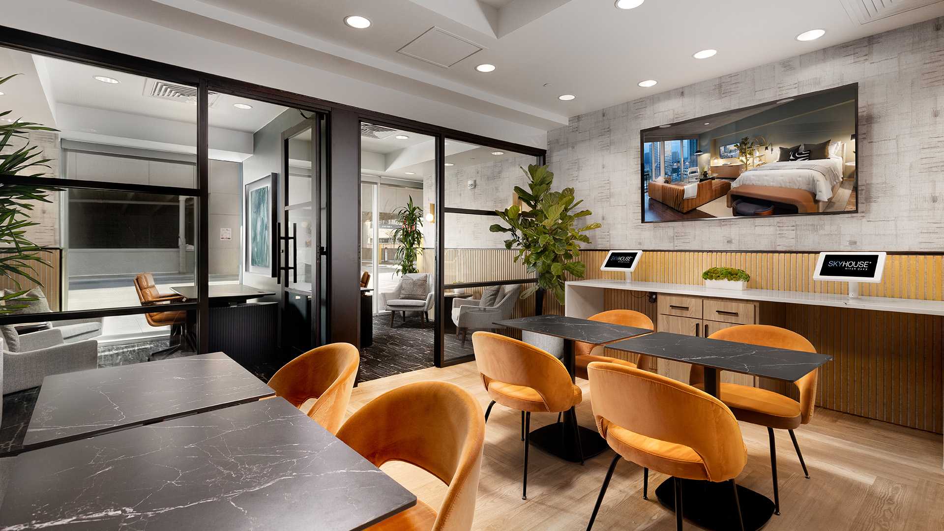 Memorial Park Houston apartments - SkyHouse River Oaks - business center