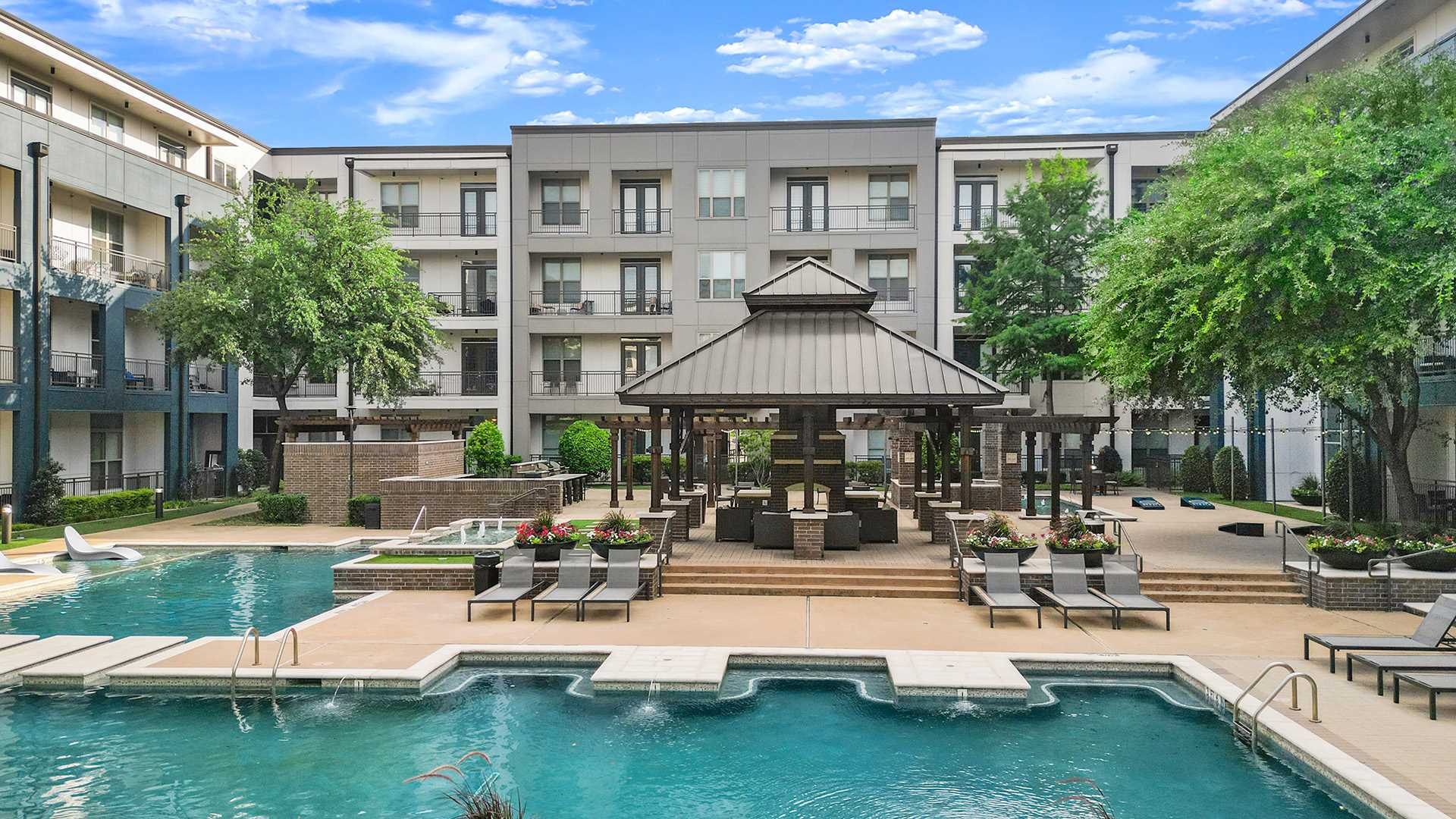 Strata swimming pool - Knox-Henderson Apartments in Dallas
