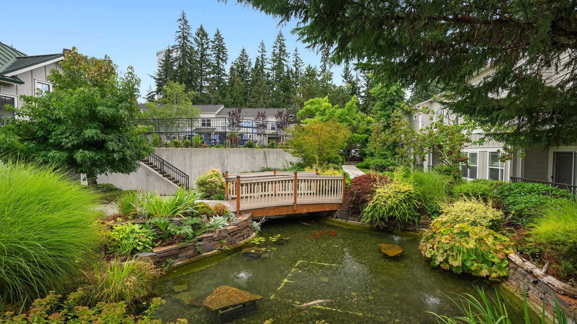 Redmond apartments near Amazon - The Lodge at Redmond Ridge Swimming pool and lounge