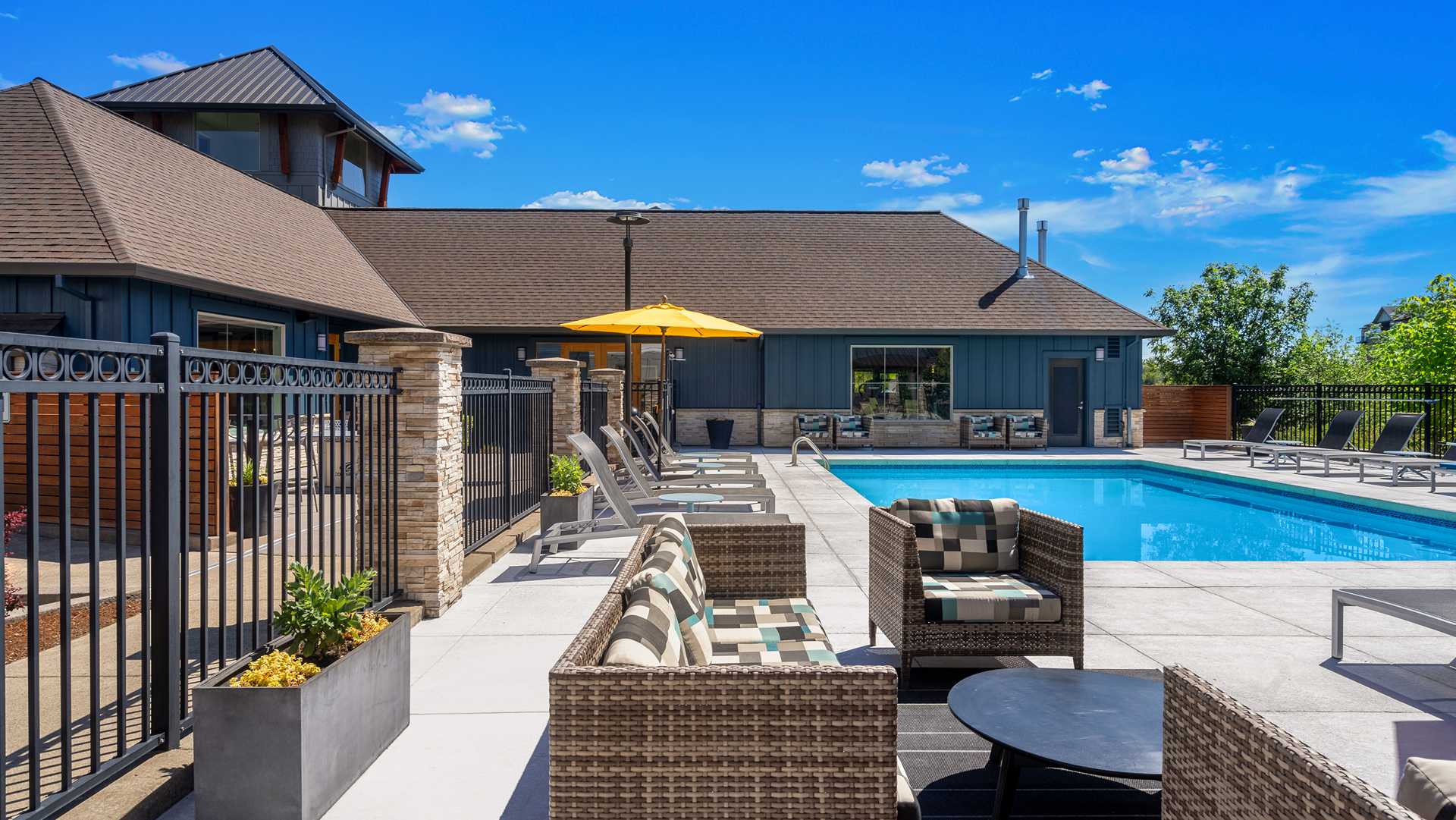Apartments for Rent near Nike HQ - Victory Flats - Pool