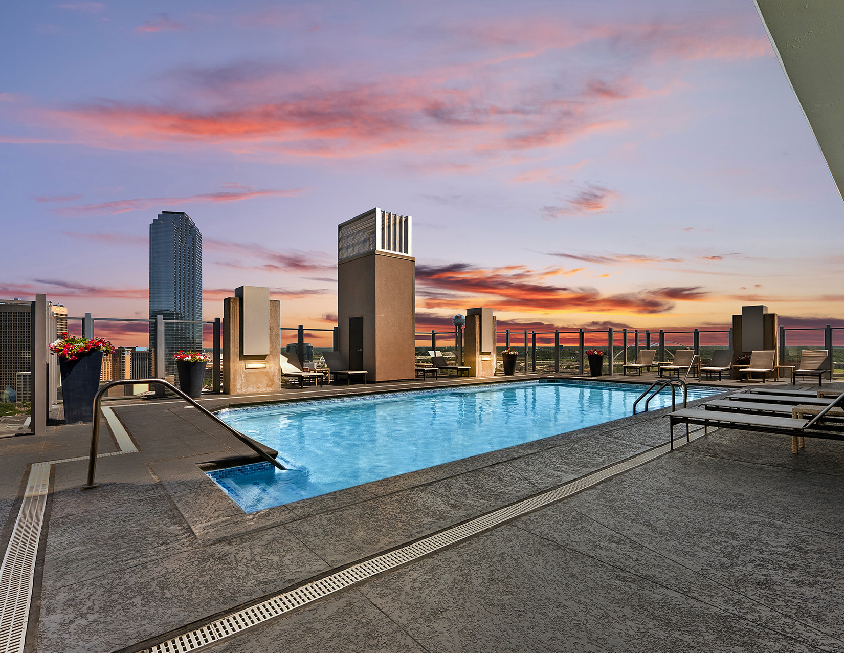 SkyHouse Dallas Apartments in Victory Park - Rooftop Pool