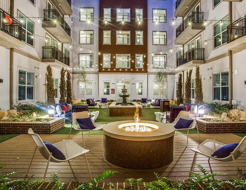 Stella Apartments in Uptown - Courtyard