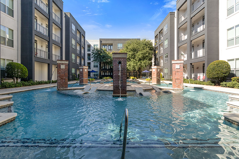 Icon at Ross Apartments in Dallas - Pool