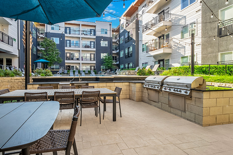 Larq Henderson Apartments in Dallas - Courtyard